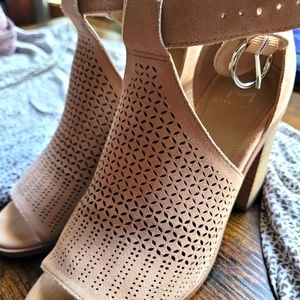 Leather Sandals w ankle strap